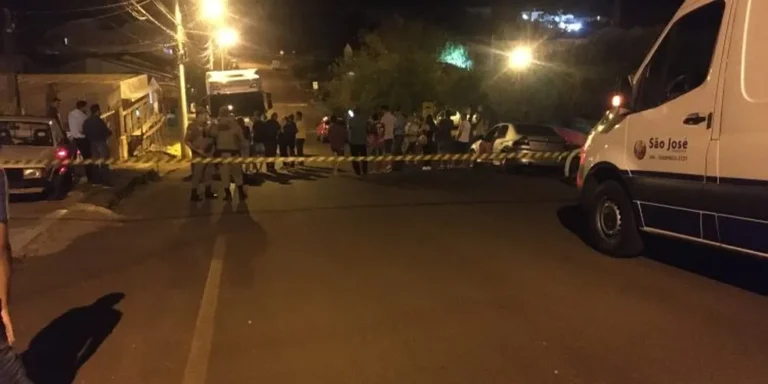 Filho mata mãe atropelada com caminhão