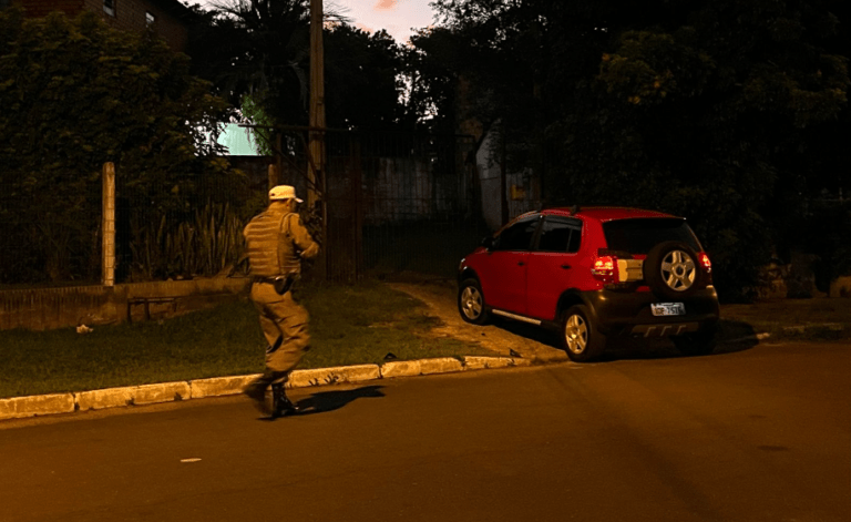 Pai e filho adolescente são mortos com mais de 100 tiros em casa