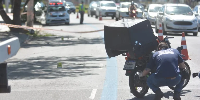 Urgente| Motoqueiro morre após bater em árvore