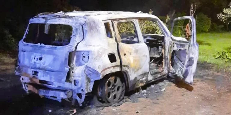 Casal é encontrado morto dentro de carro incendiado