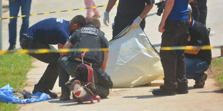 Cabeça é encontrada dentro de mochila de criança na frente de escola