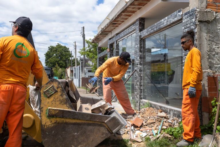CANOAS | Em dois meses, Mutirão de Limpeza retira mais de 18 mil toneladas de entulhos das ruas