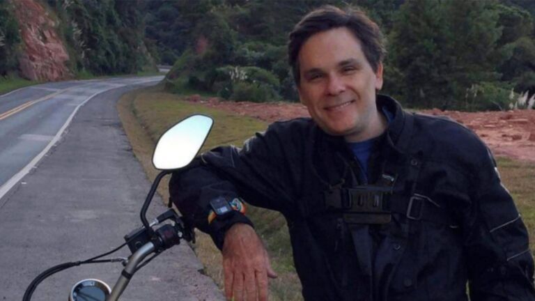 Médico que pilotava moto morre após colisão frontal com carro