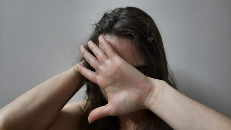 Homem é preso por agredir mulher grávida, mas paga fiança e é liberado