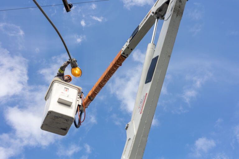 Mais de 130 lâmpadas são trocadas nesta quinta-feira em Canoas