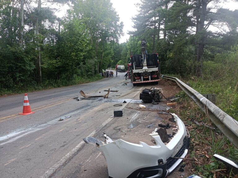 Mãe e filha morrem após colisão entre carro e caminhão