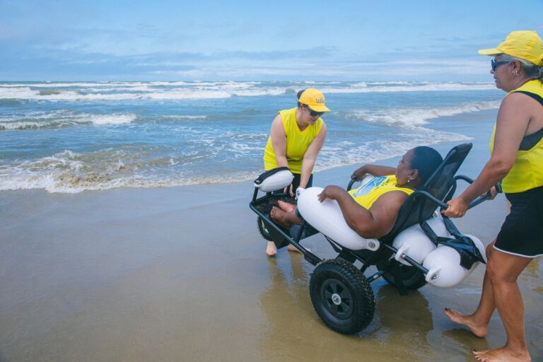 Prefeitura de Canoas leva pessoas com deficiência para passar o dia na praia