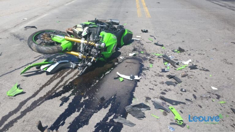 Motociclista fica ferido após colisão com carro