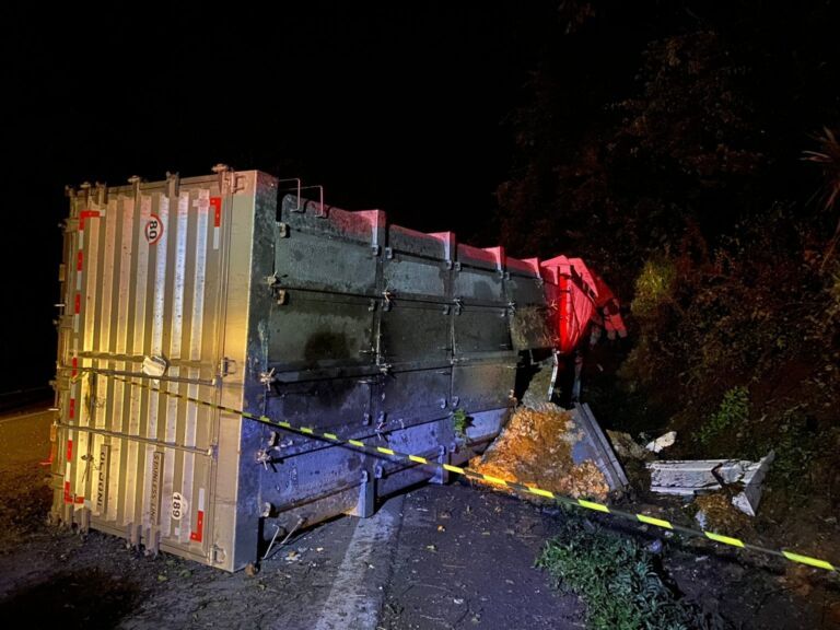 Caminhoneiro gaúcho perde controle da carreta e morre
