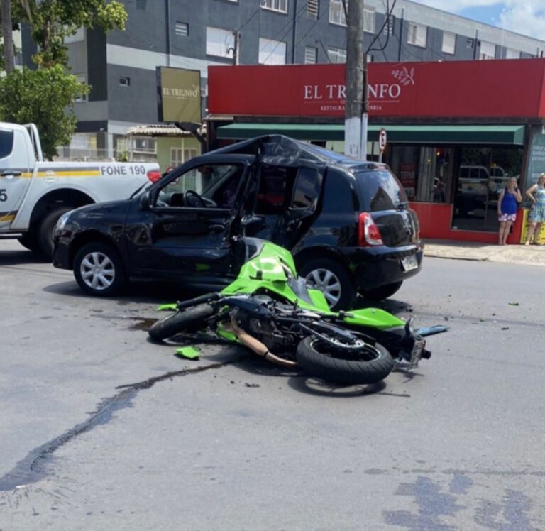 Motociclista fica gravemente ferido após colisão com carro em Canoas