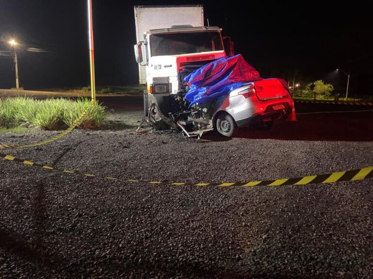 Homem morre em colisão frontal com caminhão