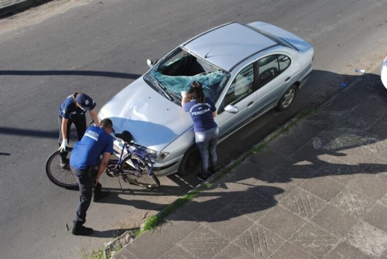Polícia encontra carro de motorista que fugiu após matar cicilista