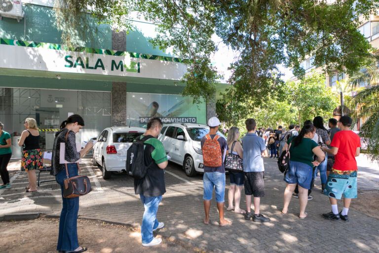 Mais de 600 pessoas disputam vagas de emprego em atacado de Canoas