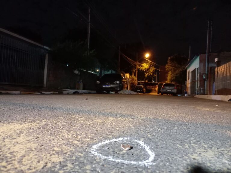 “Foi muito tiro” relata morador após homem ser morto na frente de criança