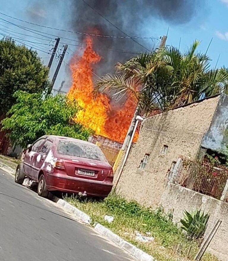 Residência é consumida pelo fogo em Canoas
