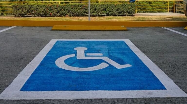 ENTENDA DIREITO | Estacionar em vaga exclusiva de supermercados e shoppings também dá multa