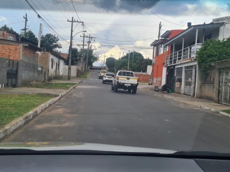 Bandidos passam atirando no meio da rua em Canoas