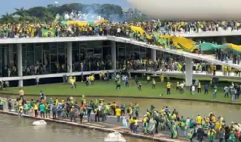 Manifestantes invadem Palácio do Planalto e Congresso Nacional