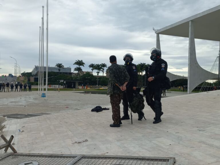 Manifestantes estão sendo presos por invasão ao Palácio do Planalto