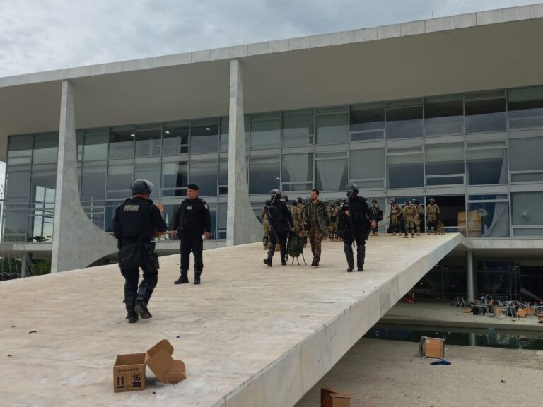 Mais de 150 manifestantes são presos após invasão em Brasília