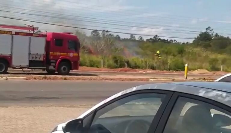 Incêndio no terreno de refinaria em Canoas mobiliza bombeiros