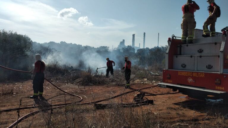Defesa Civil de Canoas diz que incêndio no terreno da REFAP é criminoso