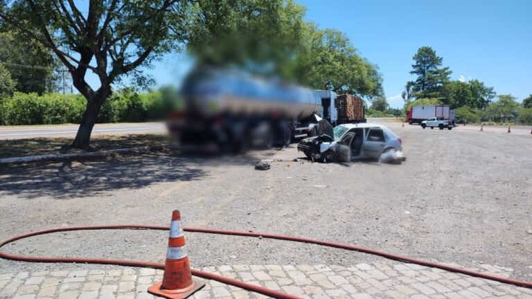 Homem bate em caminhão parado e morre