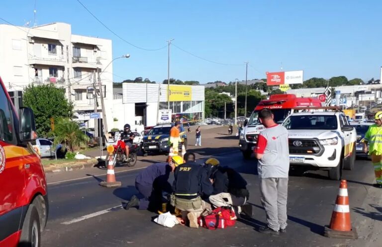 Motociclista atropela pedestre