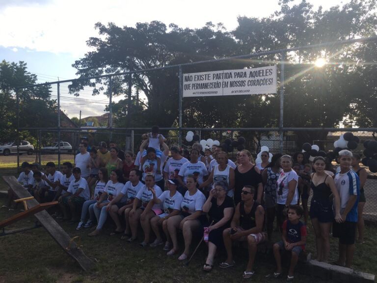 Familiares de jovem morto em acidente fazem manifestação em Canoas