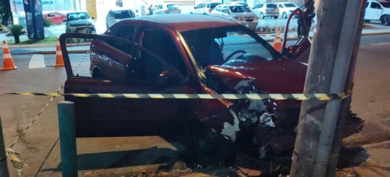 Homem bate carro contra poste e morre