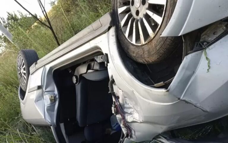 Idosa morre após carro capotar em acidente