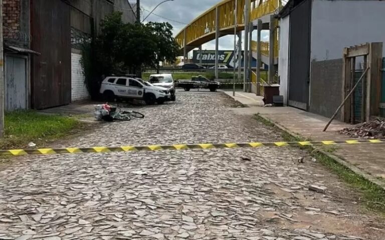 Homem é morto com diversos tiros na cabeça no meio da rua