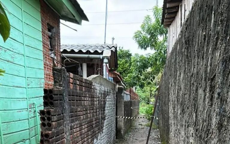 Homem é morto a tijoladas