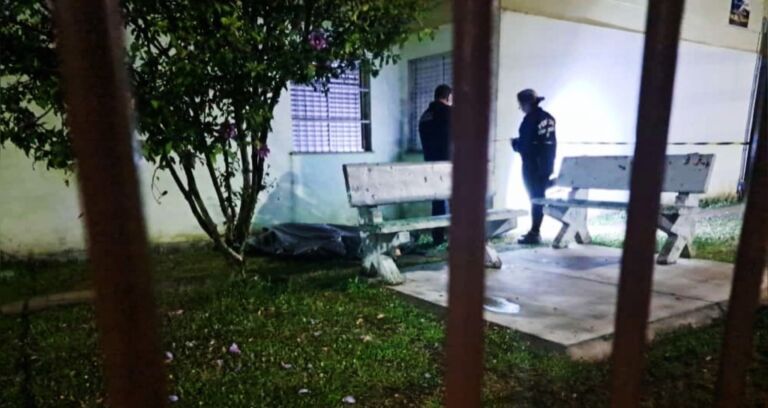 Bandidos atacam homem a tiros e fogem