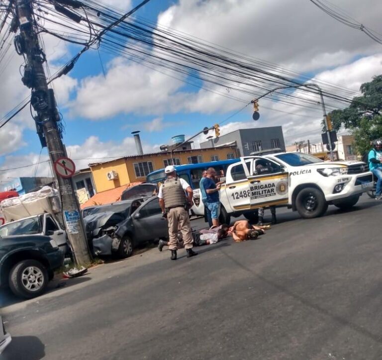 Trio foge da Brigada Militar e acaba preso após bater carro em poste