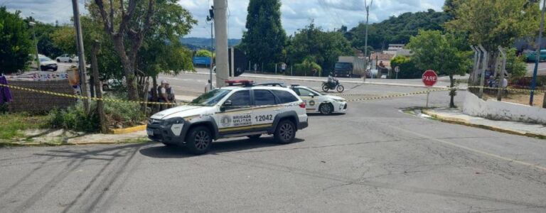 Homem é morto a facadas na rua