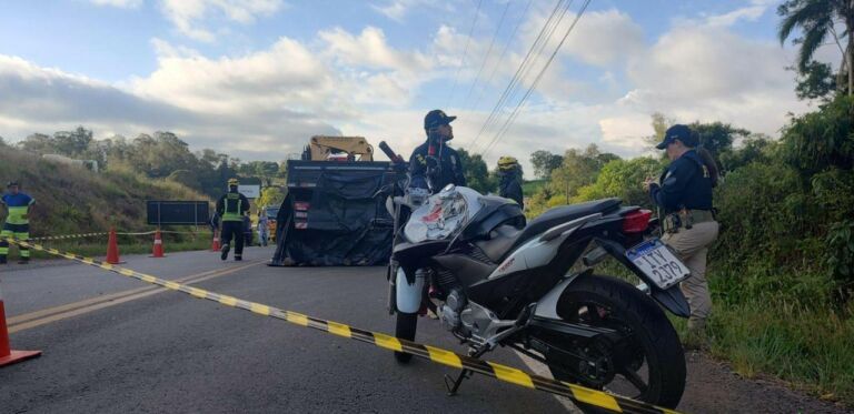 Homem morre após bater moto em caminhão