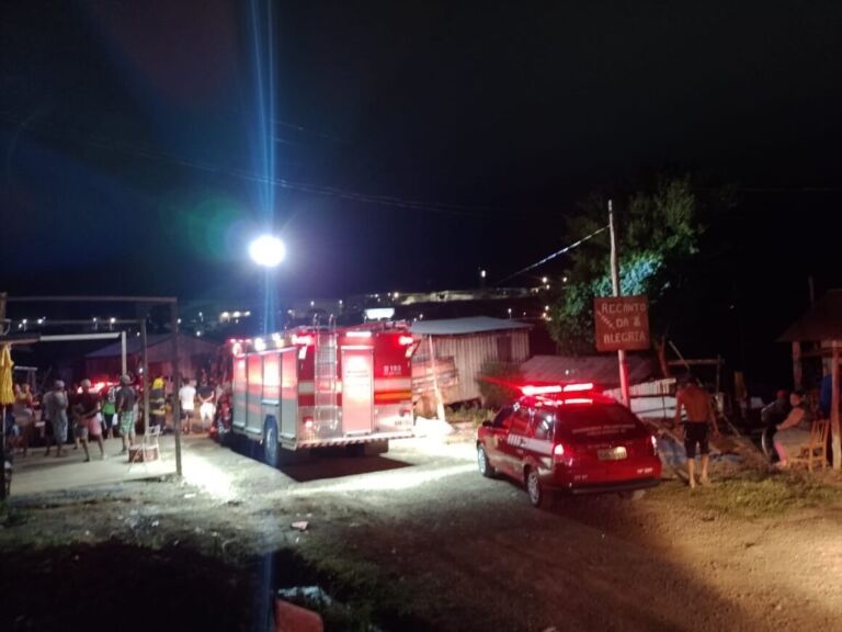 Criminosos matam homens e colocam fogo nos corpos