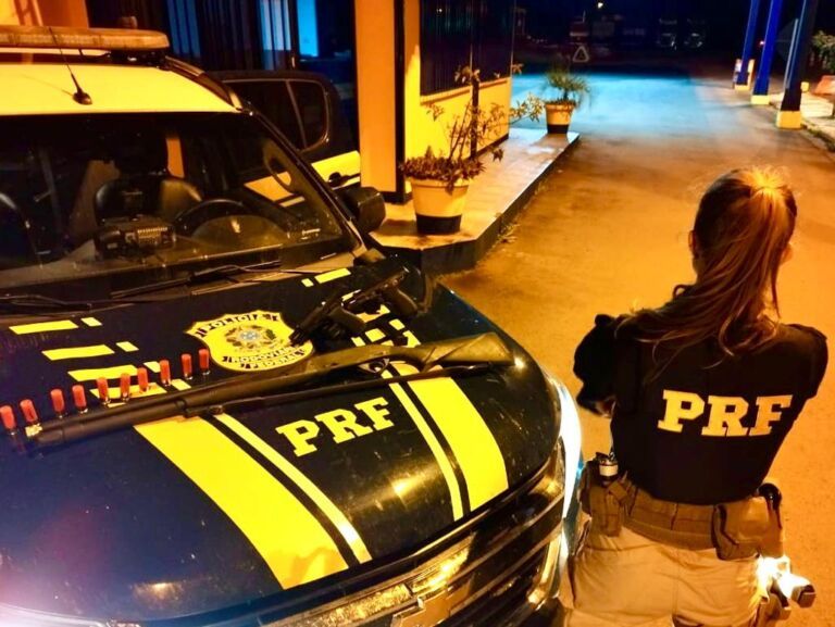 Criminosos com carro roubado capotam veículo e acabam na cadeia