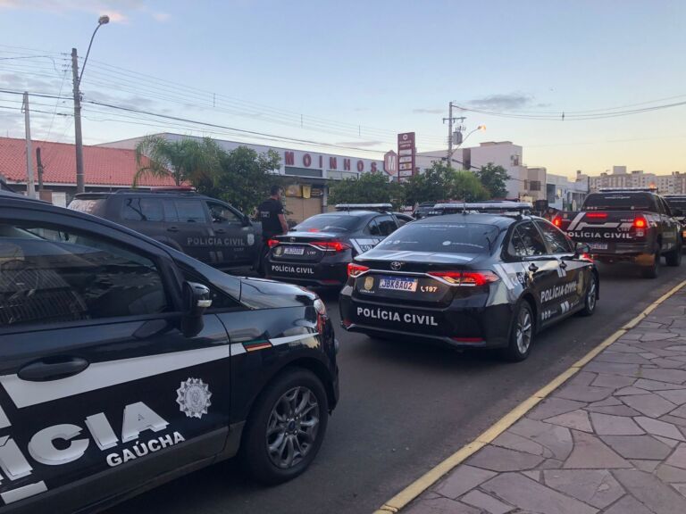 Assaltante com medo da polícia vai se esconder na casa da namorada e acaba preso em Canoas