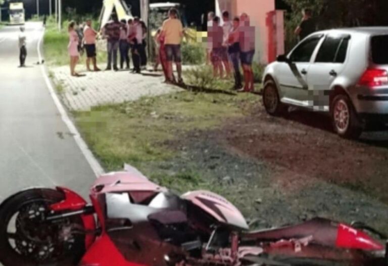Motociclista morre ao bater em retroescavadeira