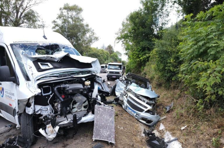 Carro e van batem e oito pessoas ficam feridas