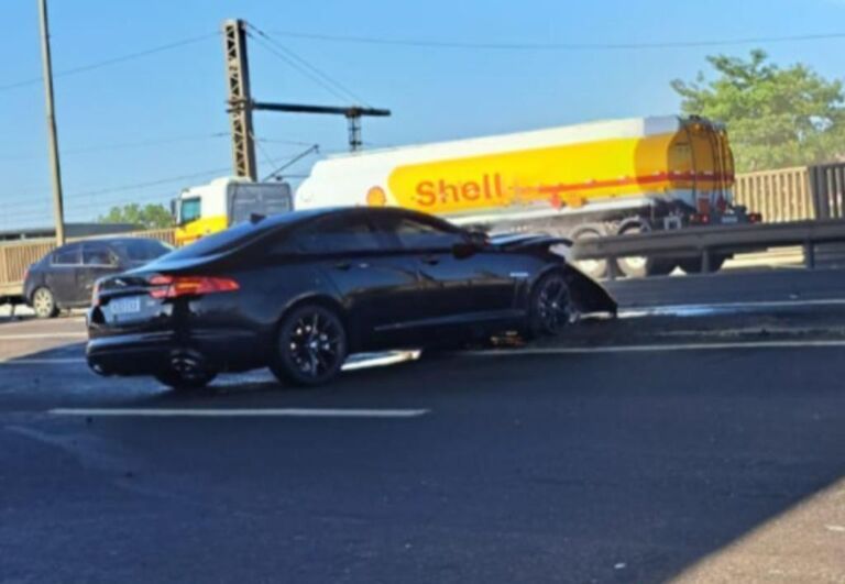 Motorista perde controle e bate em mureta na BR-116 em Canoas