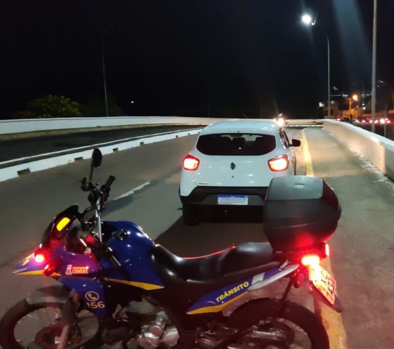 Motorista abandona carro em viaduto para fugir de blitz em Canoas