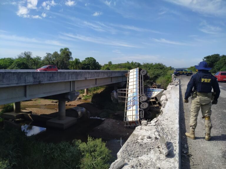 AGORA NA BR-116 | Mulher morre em acidente entre carreta e carro