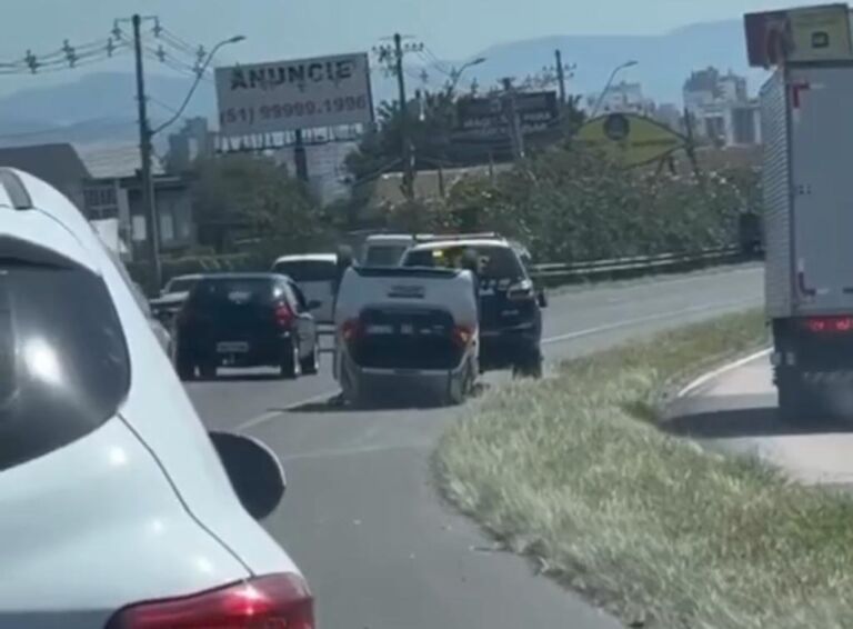 Carro capota na BR-116