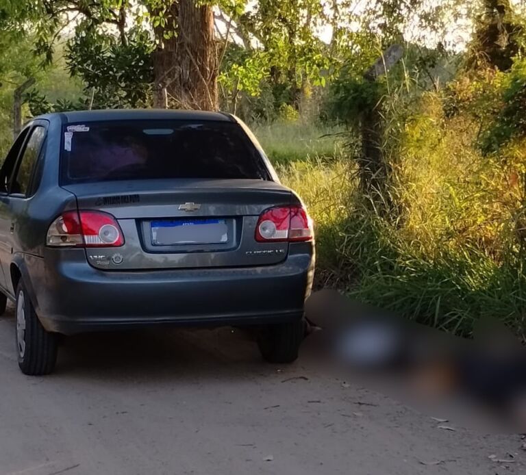 Três homens são mortos com vários tiros ao lado de carro