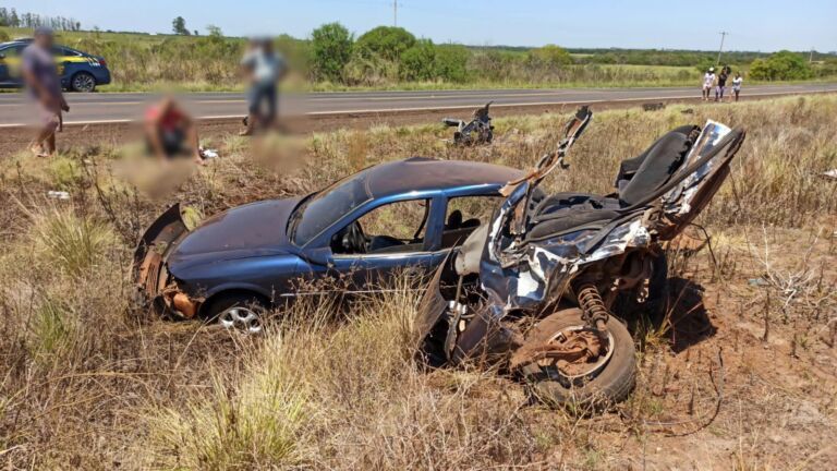 Carro se parte ao meio durante acidente