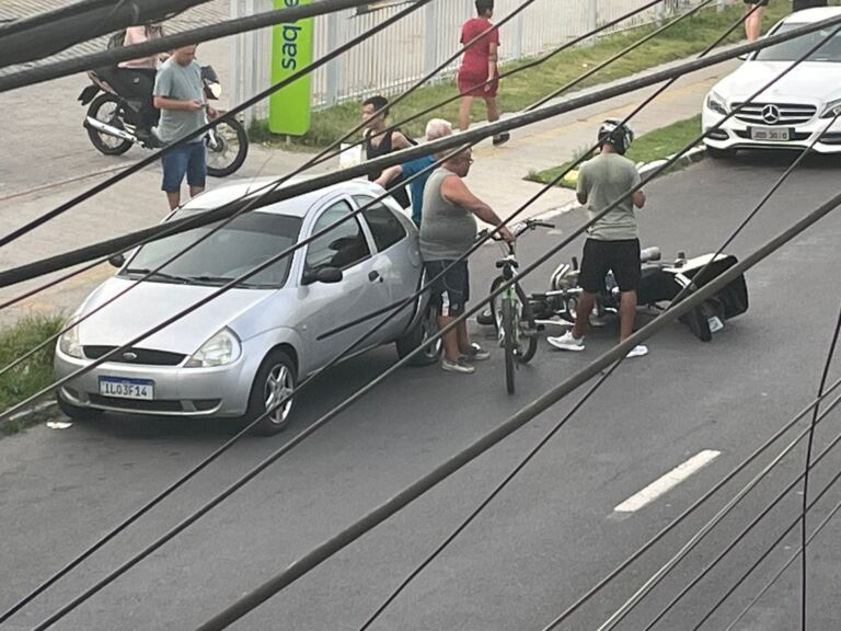 Motorista bate carro contra moto e foge após o acidente em Canoas
