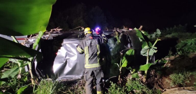 Homem morre ao bater carro em árvore